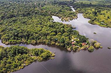 Luftbild von der Turtle Lodge. Bewaldetes Gebiet grenzt an einen See und ist von Wasserarmen durchzogen.