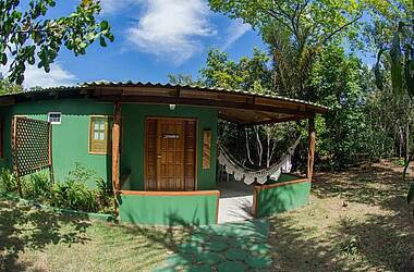 Grüner Bungalow der Evolução Ecolodge mit Terrasse und Hängematte