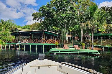 Anlegestelle und die auf Stelzen errichtete Terrasse der Evolução Ecolodge im brasilianischen Amazonasgebiet